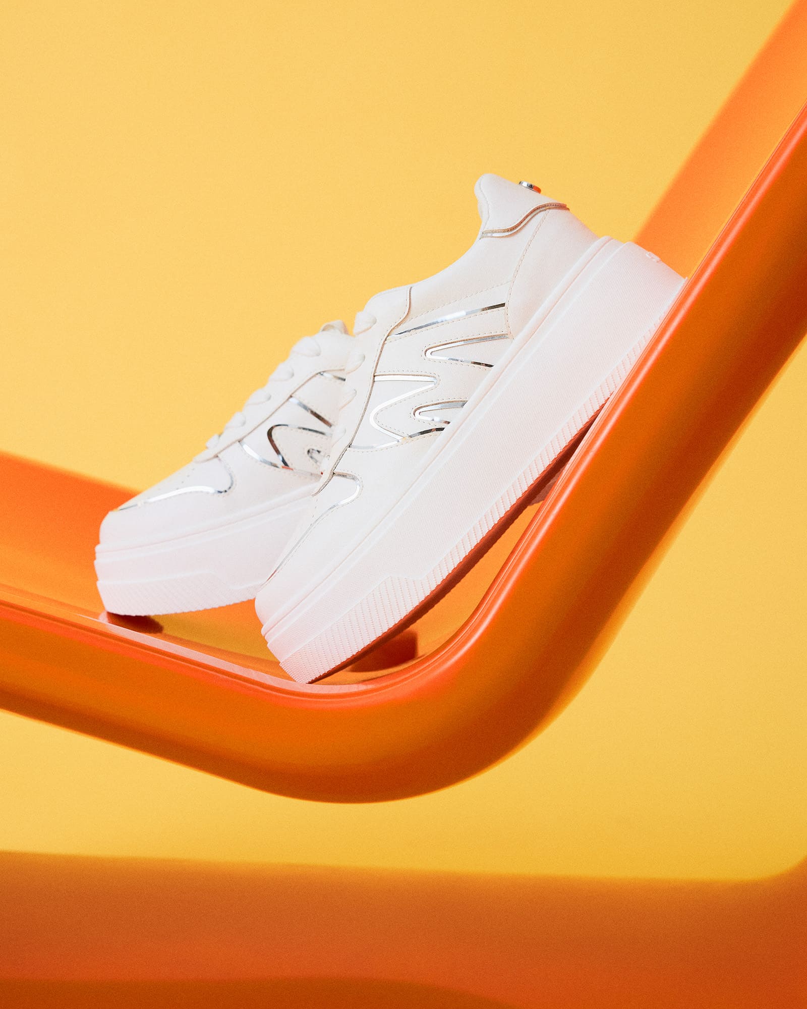 Tenis Dynamo blancos con plateado